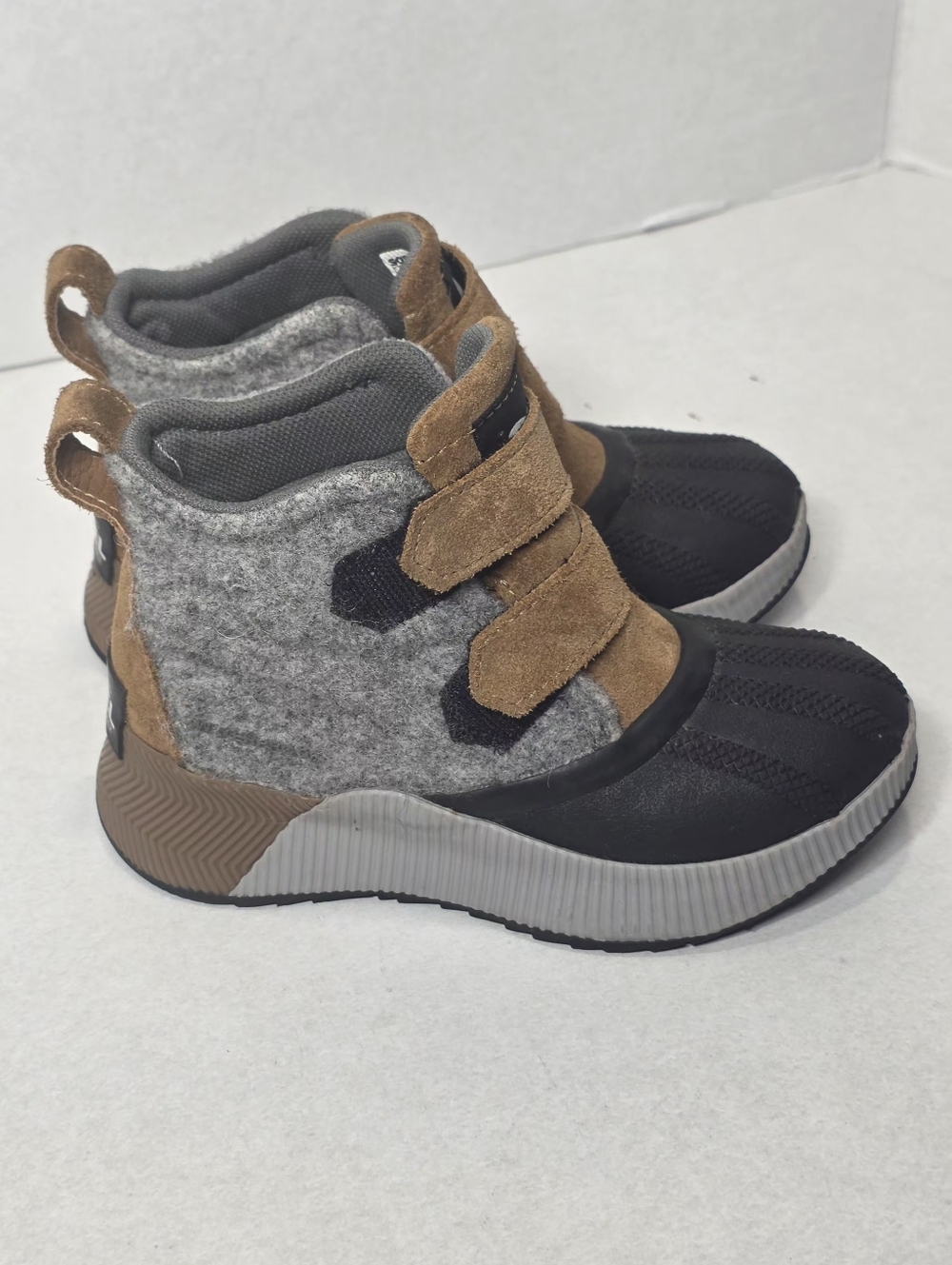 Sorel Out N About Waterproof Childrens Boots Size 11 Suede Duck-Boot Style